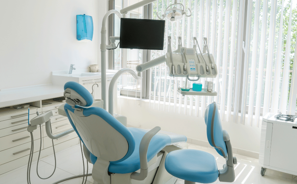 インプラント後の口臭が気になるときの受診目安