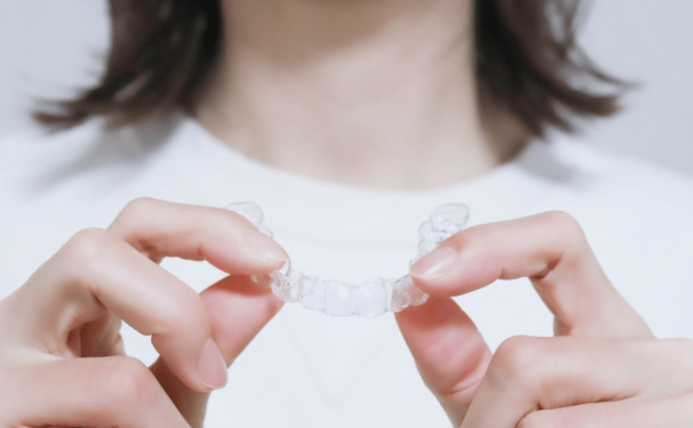 インビザライン中に食べ歩きはできる？外さないリスク・外食時の対処法・持ち物まで徹底解説